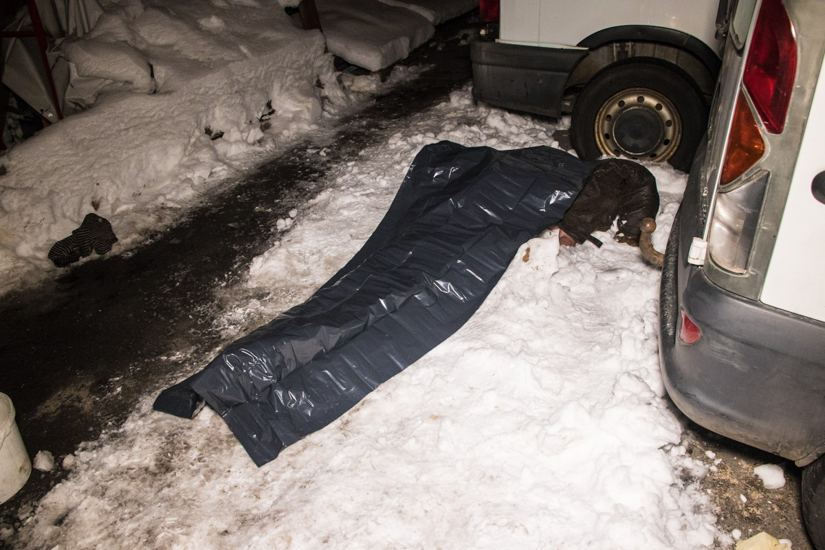 Пожар в Киеве: на СТО сгорел охранник в своей сторожке (видео, фото)