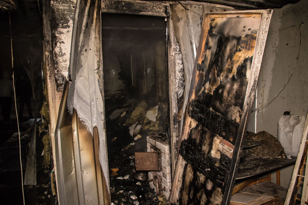 Пожар в Киеве: на СТО сгорел охранник в своей сторожке (видео, фото)