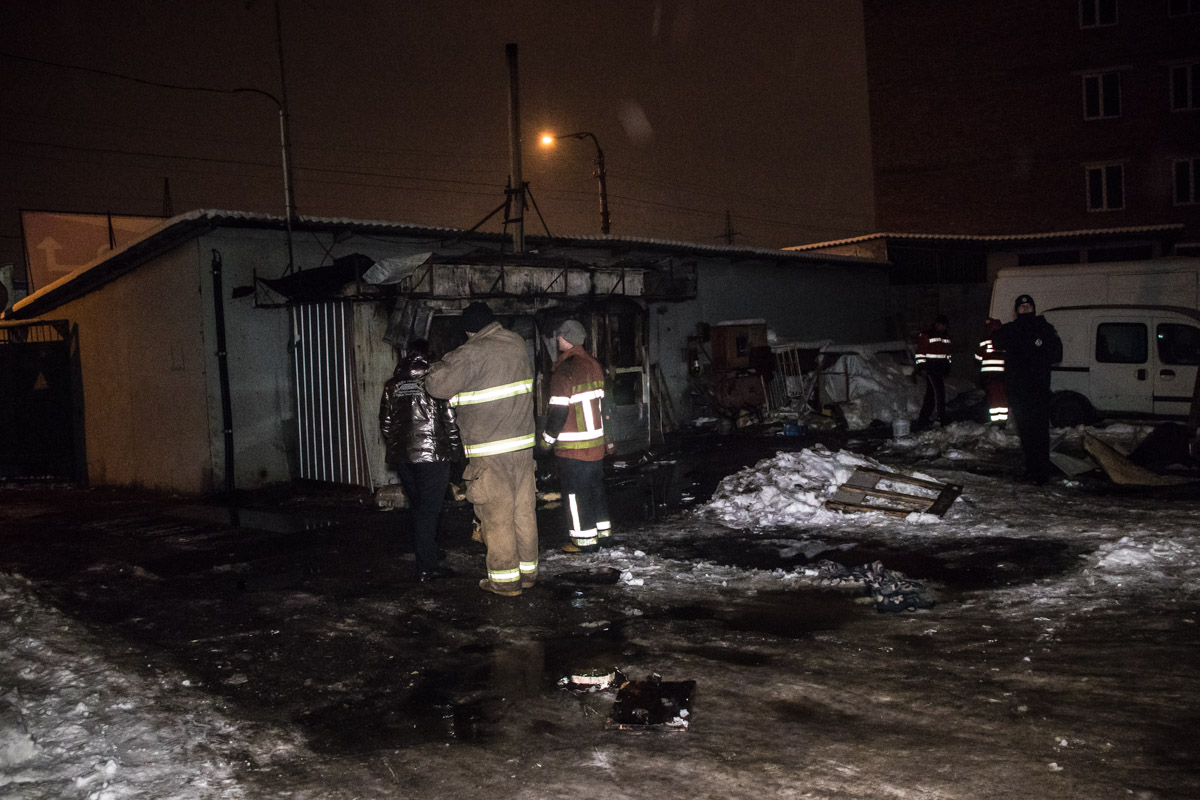 Пожар в Киеве: на СТО сгорел охранник в своей сторожке (видео, фото)