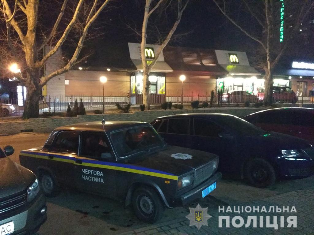 Поспорили из-за очереди: в Николаеве в McDonald's произошла стрельба (фото)