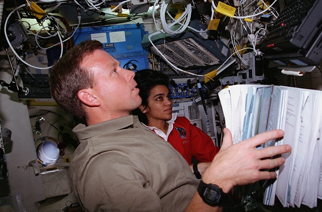 Командир Кевін Крегель і другий фахівець польоту Калпана Чавла