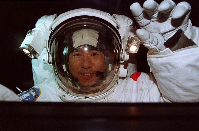 Такао Дої під час одного з двох виходів у відкритий космос