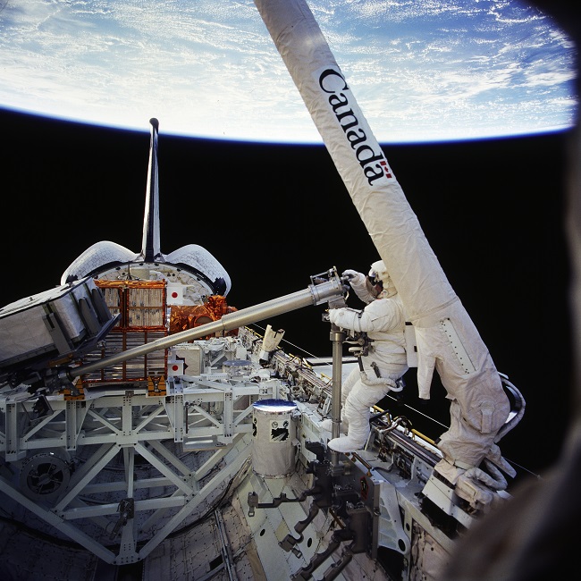 Такао Дої працює в космосі