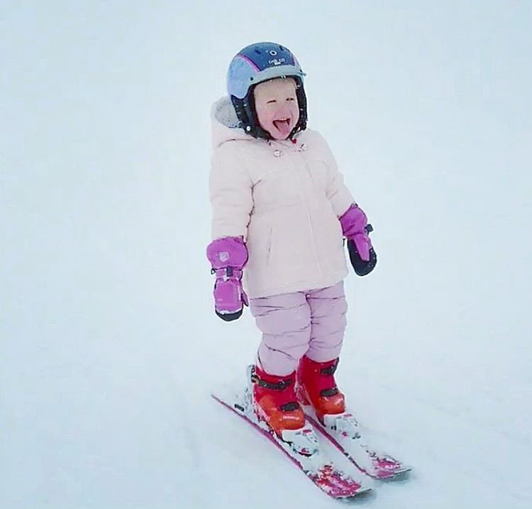 Двухлетняя дочь Владимира Кличко покаталась на лыжах в Австрии