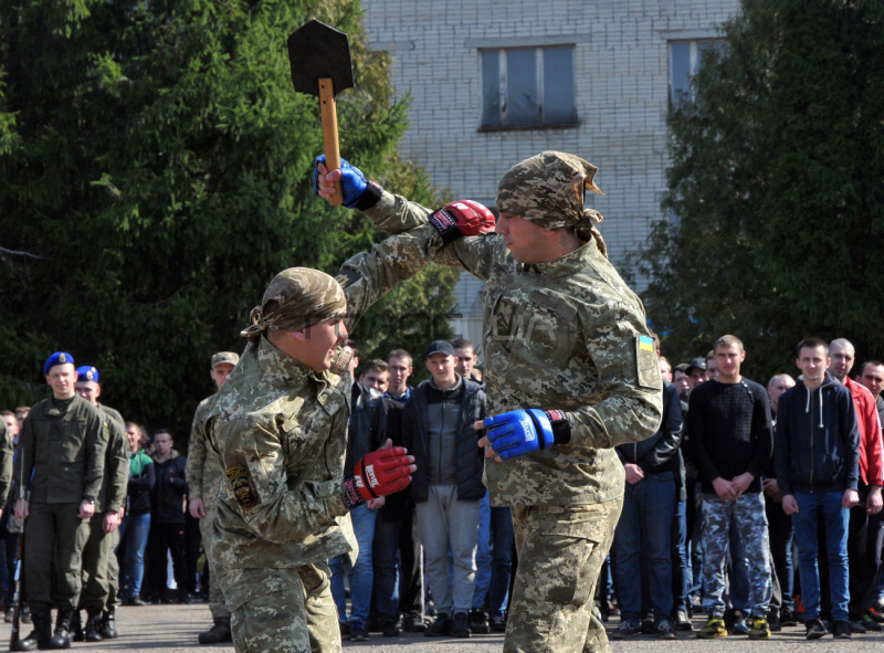 В Украине стартовал весенний призыв: в Харькове состоялись торжественные проводы (фото)