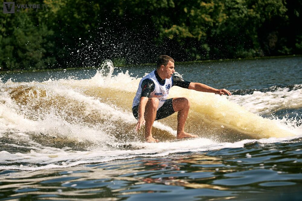 Спорт успешных людей: как прошел чемпионат по вейксерфингу в Киеве (фото)