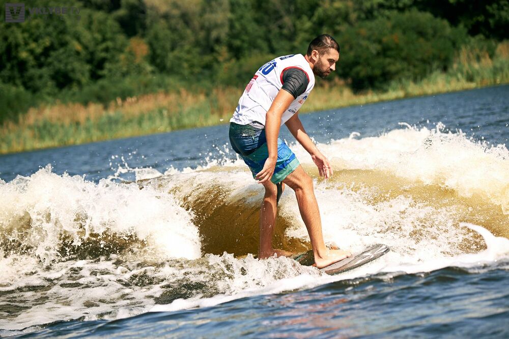 Спорт успешных людей: как прошел чемпионат по вейксерфингу в Киеве (фото)