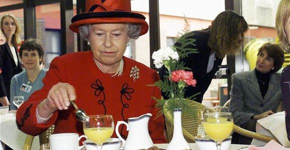 Стало известно, что Елизавета II не любит есть на обед