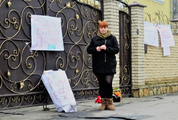 &quot;Кубло російського окупанта&quot;: у Вінниці під єпархію УПЦ МП принесли труну через ситуацію з відспівуванням дитини