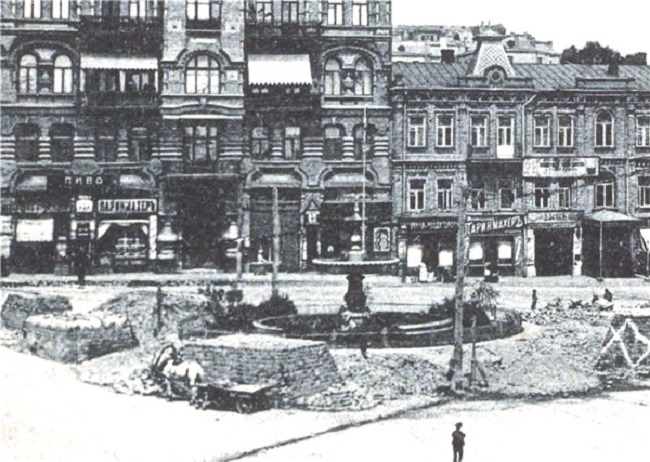 1900 год. Фонтан на площади Льва Толстого (Караваевской) (не сохранился)