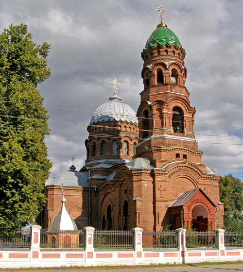 Город, которому повезло: Тростянец удивляет туристов Круглым двором и уникальным дендропарком