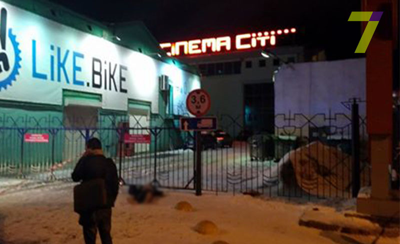 В Одессе под кинотеатром обнаружили мужчину с ножом в сердце (фото)
