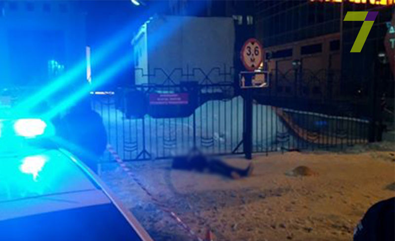 В Одессе под кинотеатром обнаружили мужчину с ножом в сердце (фото)