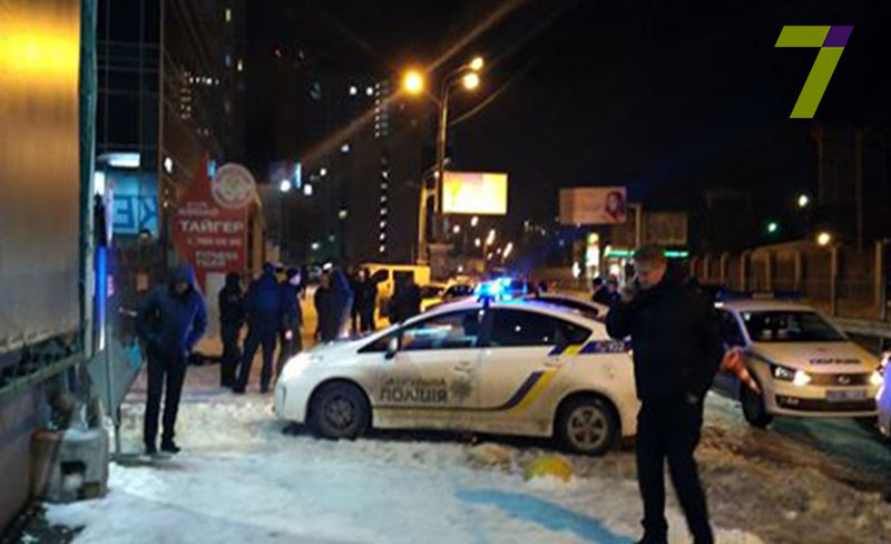 В Одессе под кинотеатром обнаружили мужчину с ножом в сердце (фото)