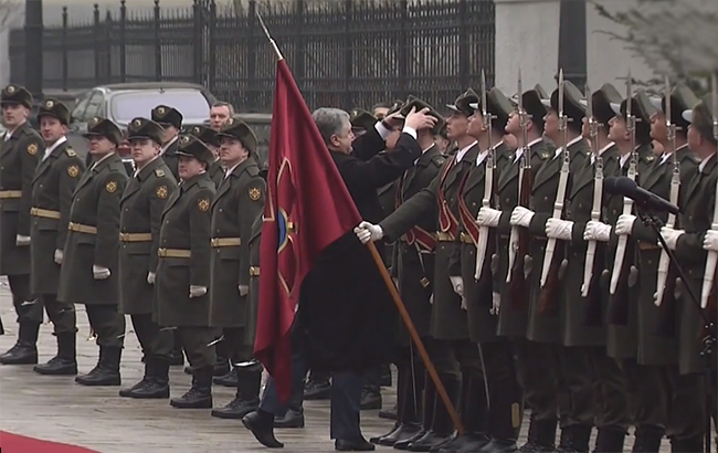 &quot;Дуже приємно&quot;: журналісти розшукали солдата, якому Порошенко надів шапку (відео)