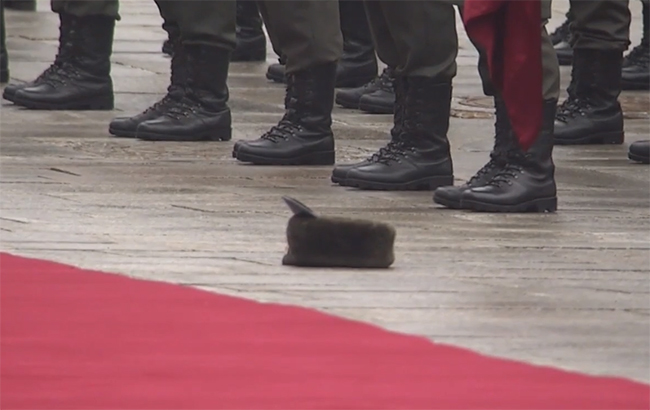 &quot;Дуже приємно&quot;: журналісти розшукали солдата, якому Порошенко надів шапку (відео)