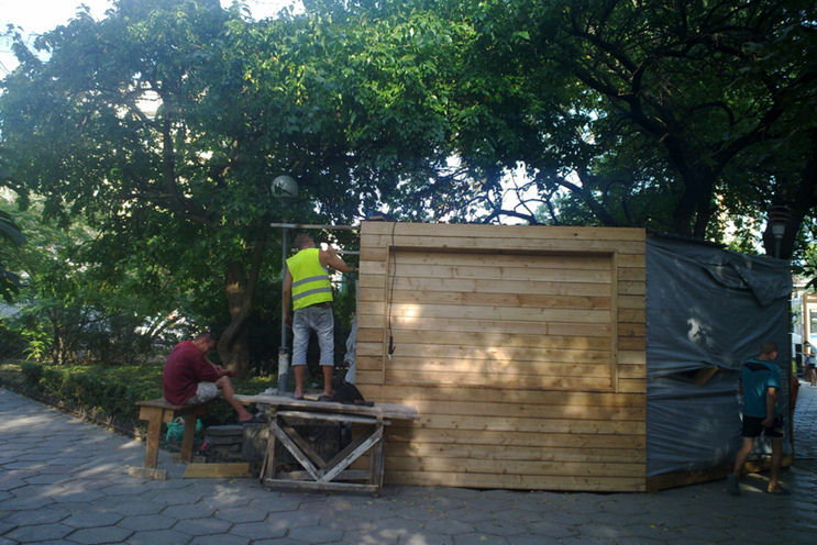 В ялтинском сквере оккупанты построили туалет-пивную