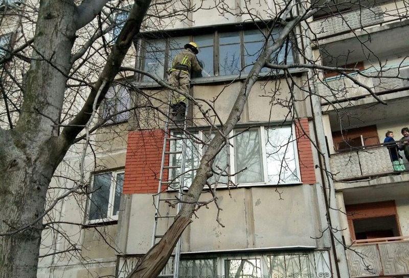 У Маріуполі мати кинула трьох маленьких дітей без нагляду на декілька діб