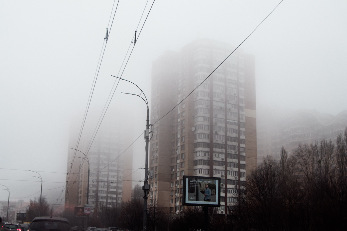 Киев окутал густой туман: объявлен желтый уровень опасности (фото)