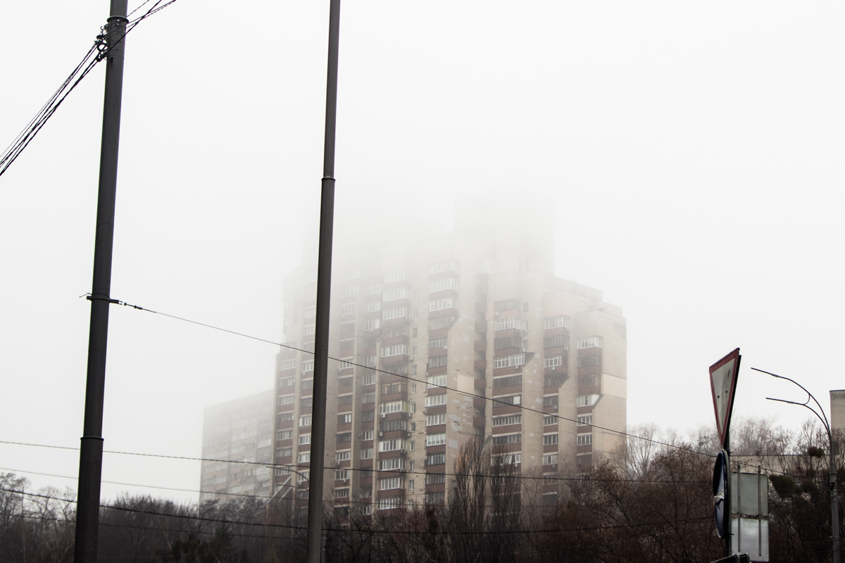 Киев окутал густой туман: объявлен желтый уровень опасности (фото)