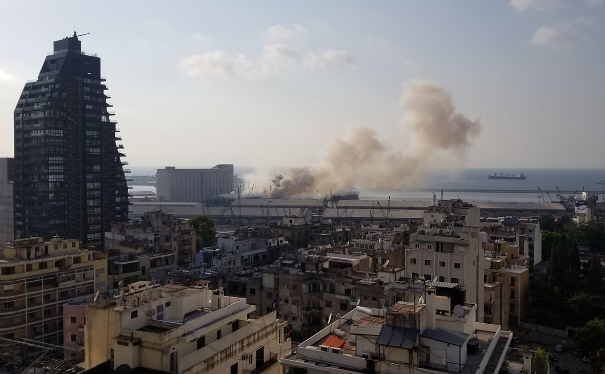 В Бейруте произошло два мощных взрыва: ударная волна разрушила полгорода