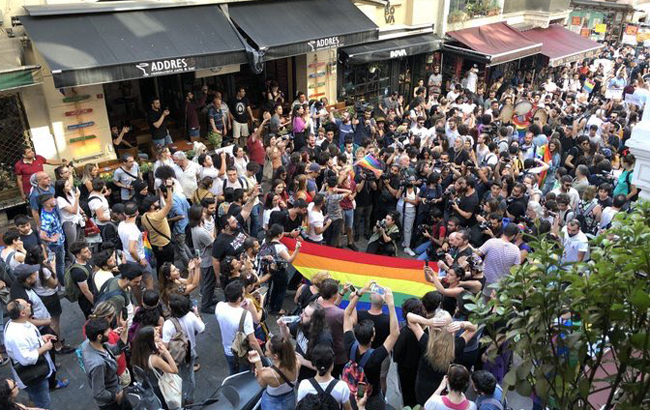 У Туреччині гумовими кулями розігнали ЛГБТ-прайд