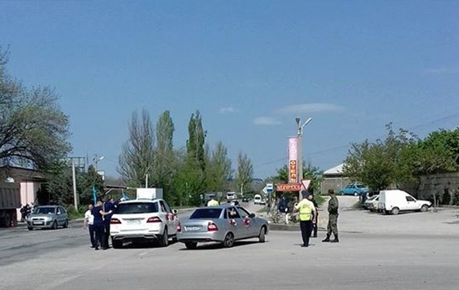 В окупованому Криму з весільного кортежу змусили зняти кримськотатарські прапори (фото)