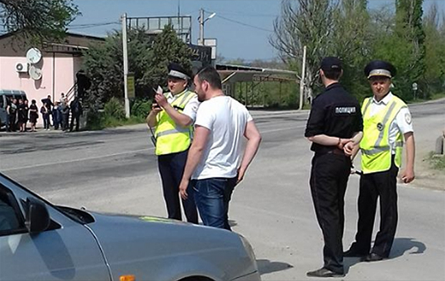 В оккупированном Крыму со свадебного кортежа заставили снять крымскотатарские флаги (фото)