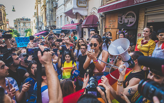 У Туреччині гумовими кулями розігнали ЛГБТ-прайд