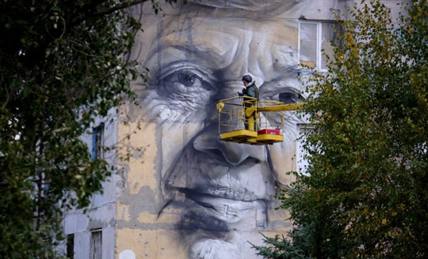 "Перевіряю зошити під свист "Градів": вчителька з мурала працює заради порятунку чоловіка