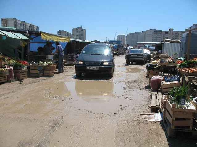 "Как в самой отсталой африканской стране": утопающая в грязи крымская ярмарка взбудоражила соцсети