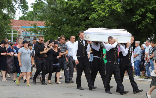 Під нелюдський крик мами: в Іванівці попрощалися з Дашею Лук'яненко (відео)
