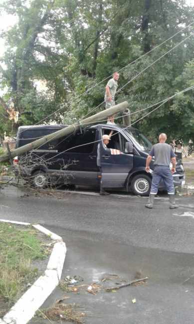 В Кировоградской области бетонный столб упал на автобус с пассажирами во время ливня (фото)
