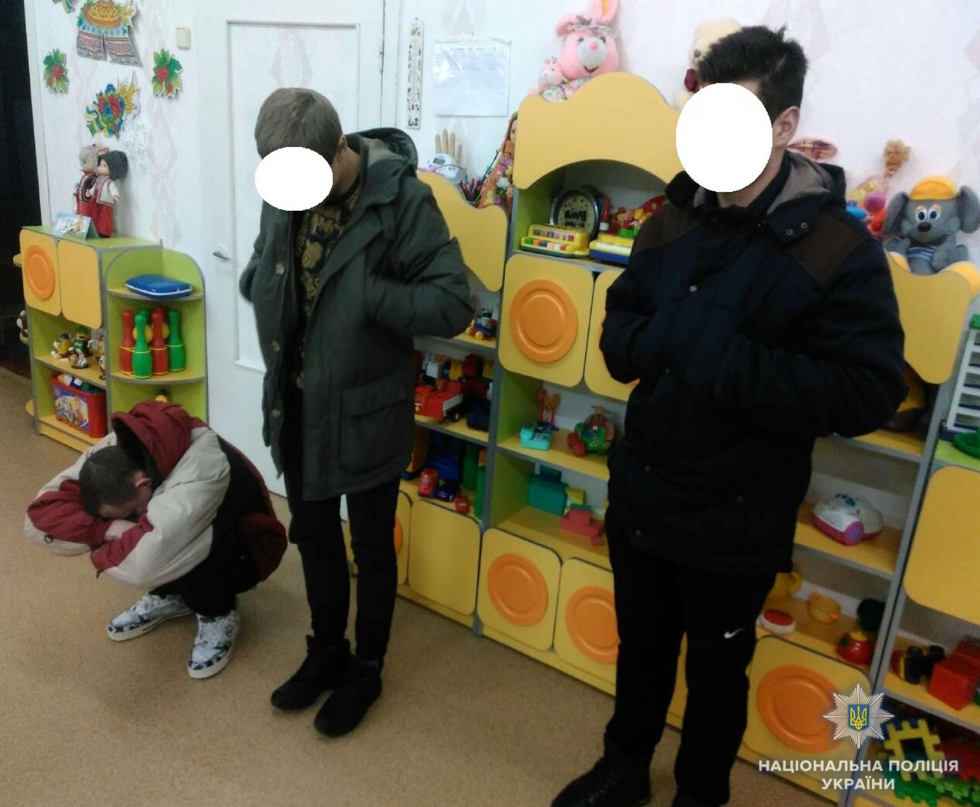 В Киеве три парня обворовали детский сад