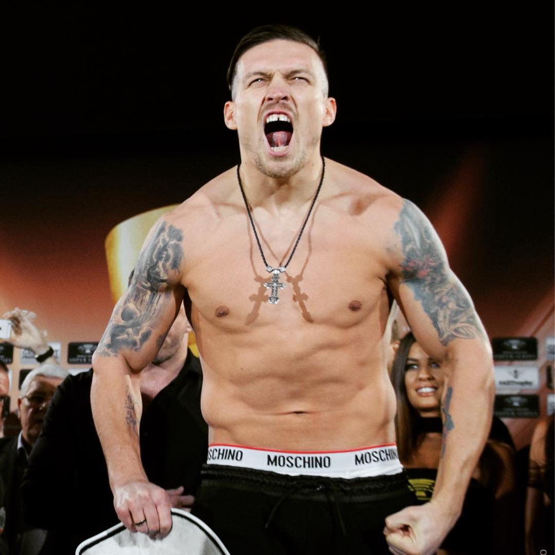 Пошел на рекорд: Усик побил достижение легендарного Холифилда