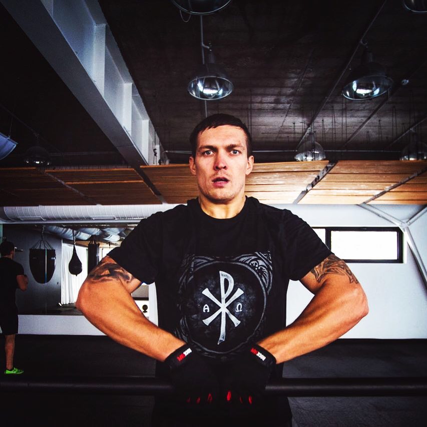 Пошел на рекорд: Усик побил достижение легендарного Холифилда