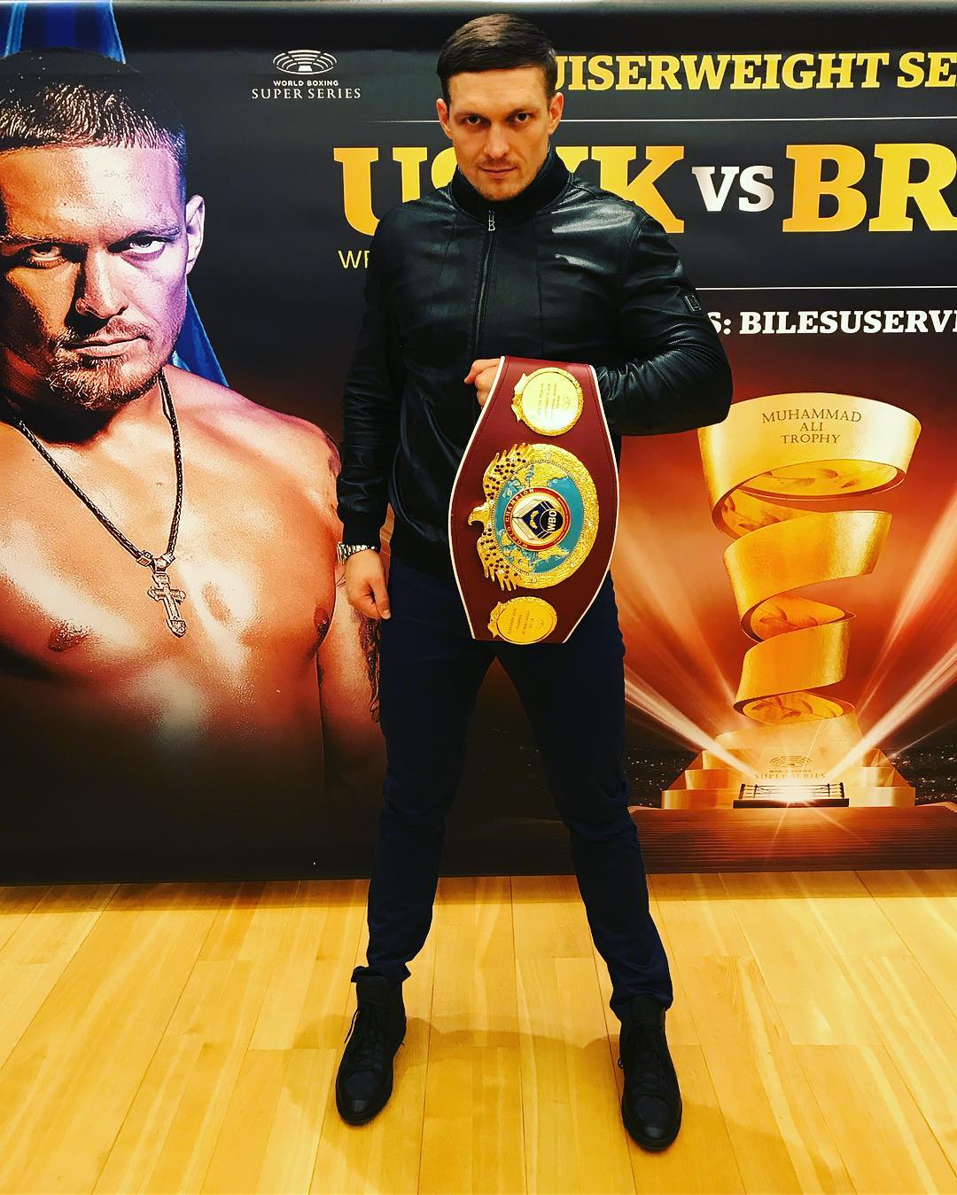 Пошел на рекорд: Усик побил достижение легендарного Холифилда