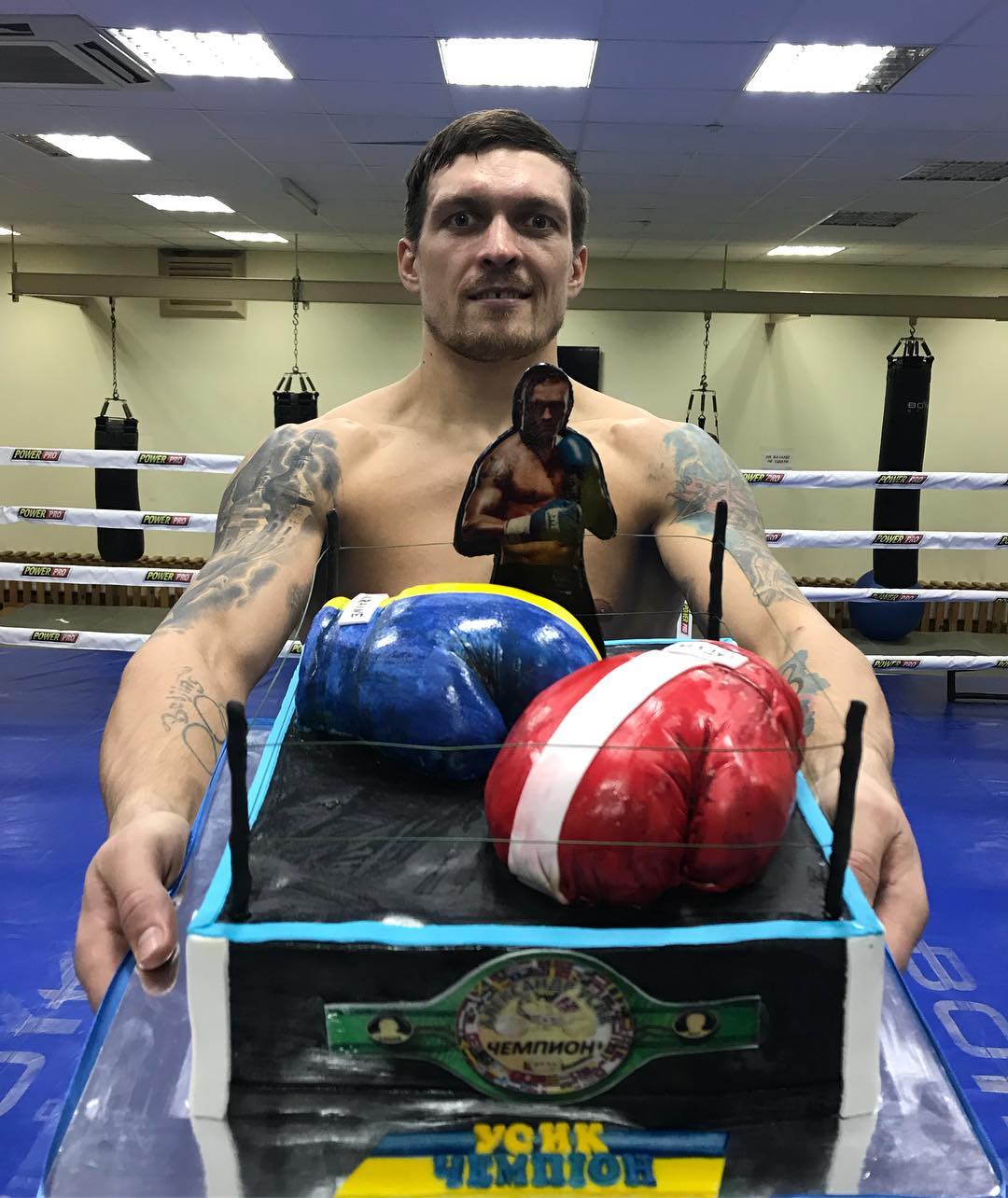 Пошел на рекорд: Усик побил достижение легендарного Холифилда