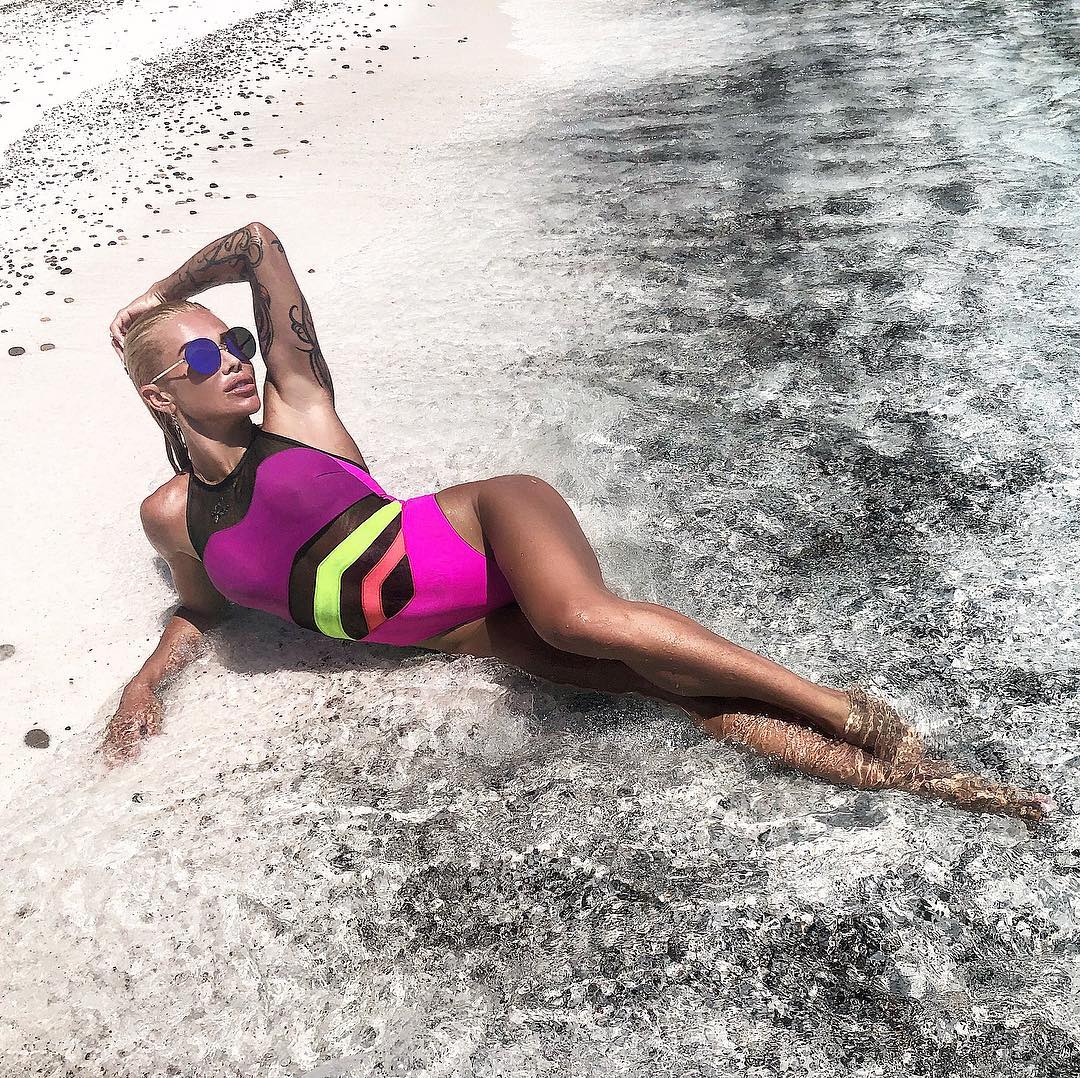 "Вогонь у вогні!" Українська телеведуча вразила фігурою в купальнику (фото)