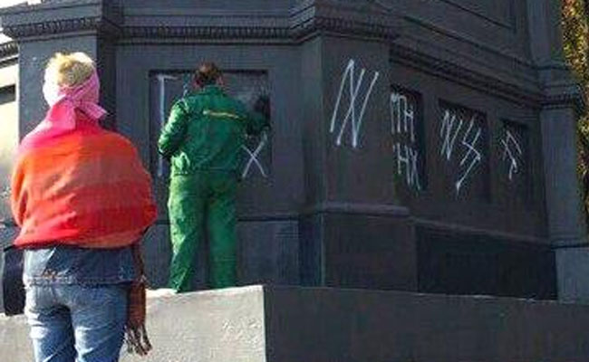 Пам'ятник Володимиру Великому осквернили свастикою