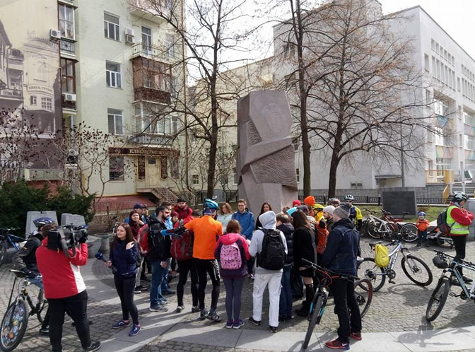 Учасники велоакції в Києві прийшли до "сусідів" по трасі