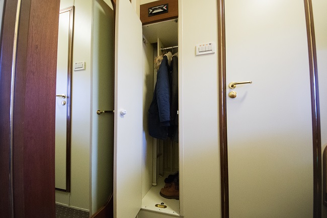 Шкаф в новом люкс-купе от Укрзализныци