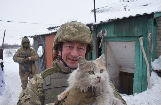 Не залишає воїнів: український військовий розповів про героїчну кішку Кульку з передової