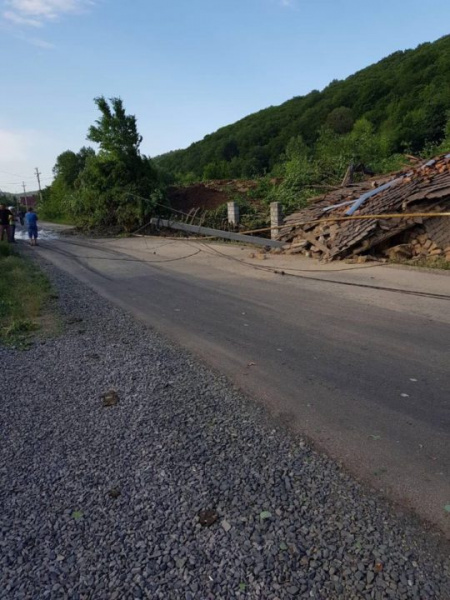 Зсув на Закарпатті зруйнував кілька будинків і електроопор (фото і відео)
