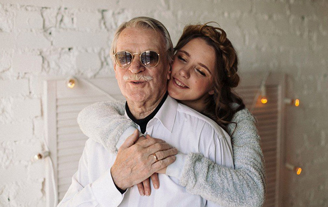 Не хотела ребенка: 87-летний российский актер разводится со своей 27-летней женой