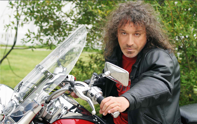 "Заставили рабочего вскрыть сейф": в Подмосковье ограбили дом известного российского певца