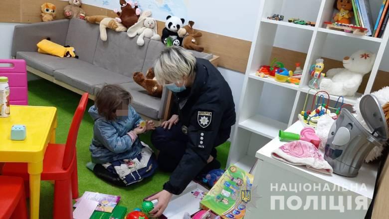 В Киеве нашли маленькую девочку в многоэтажке с "родителями" под наркотиками