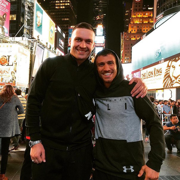 Украинские богатыри Усик и Ломаченко атаковали Спайдермена в центре Нью-Йорка