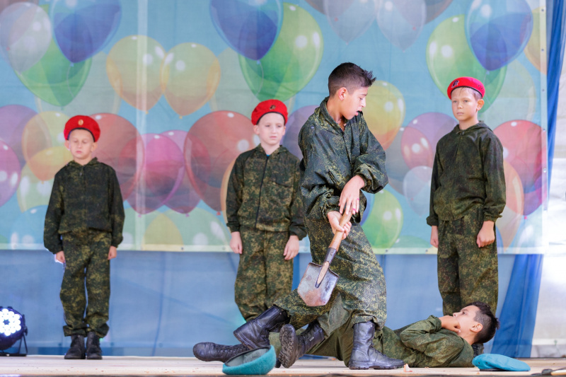 Шашки, штыки, пистолеты: выступление детей в Джанкое ужаснуло сеть (фото)