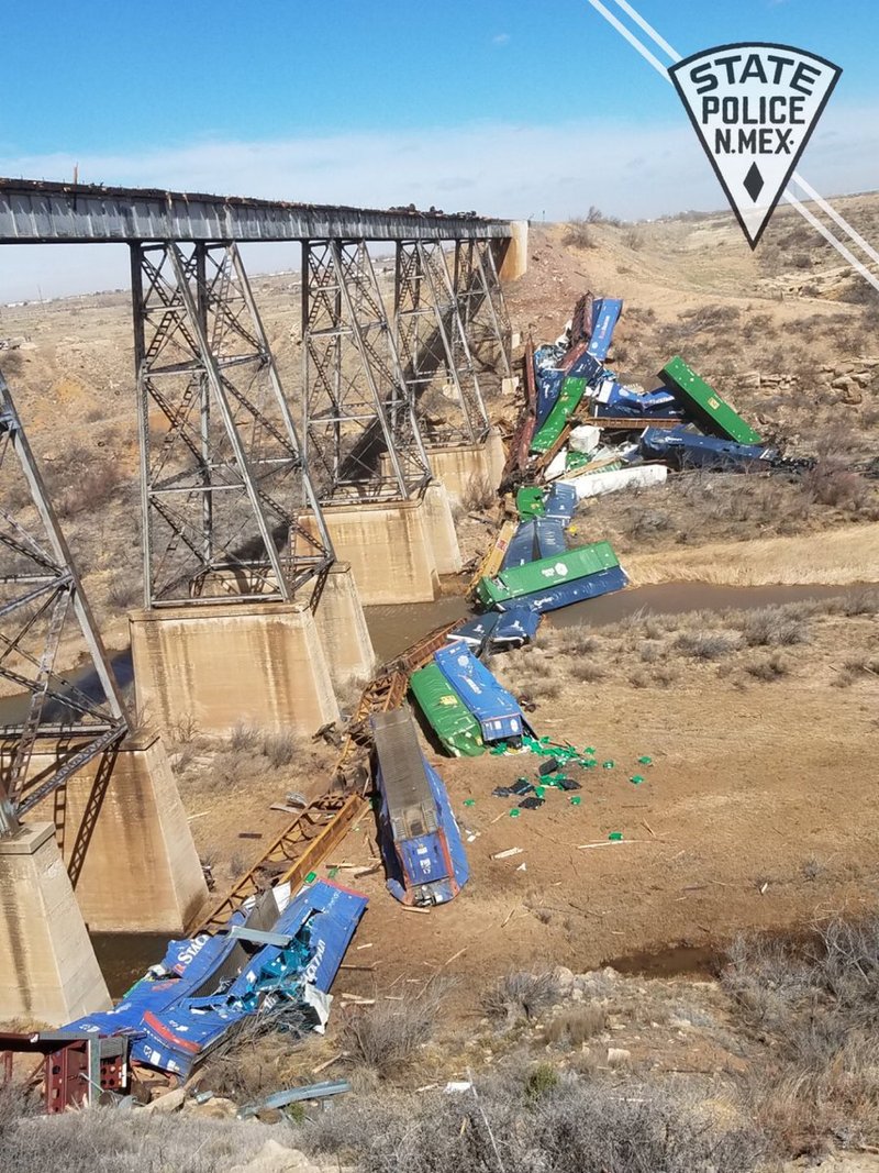 Безумная стихия: сильным ветром сдуло поезд с моста